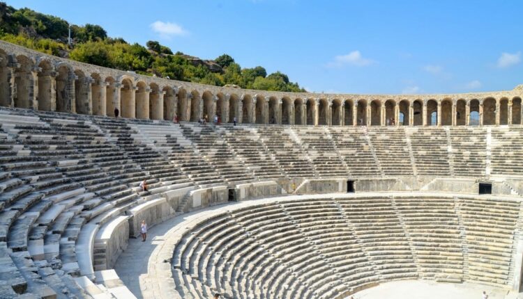 أين يقع مسرح اسبندوس العتيق