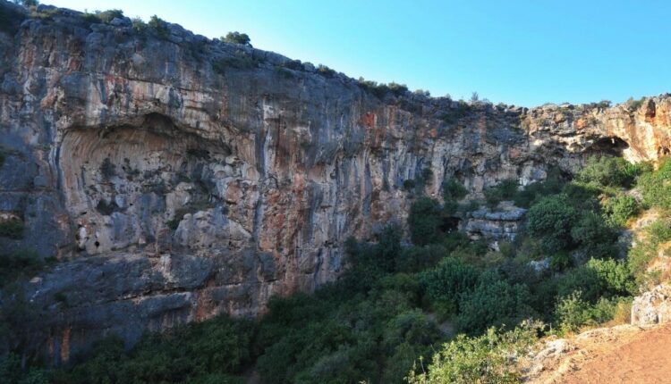 رسوم دخول كهف الجحيم