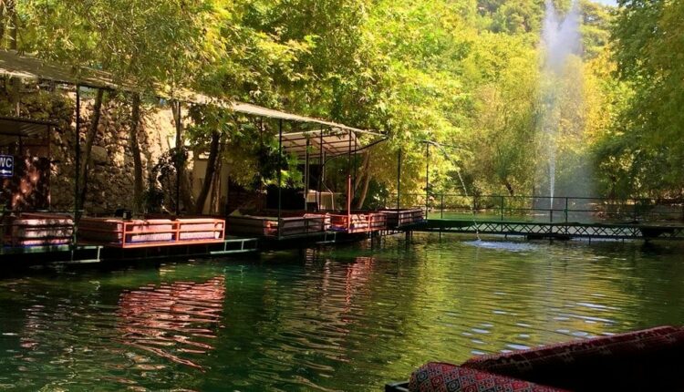 طاولات تيار خافتة على الماء