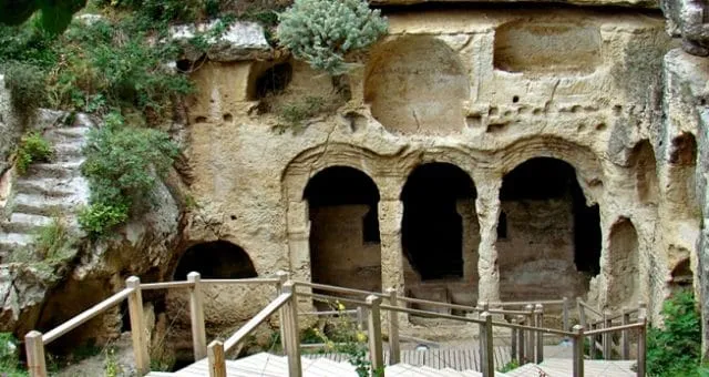 نفق تيتوس الصخري ومقابر تيتوس