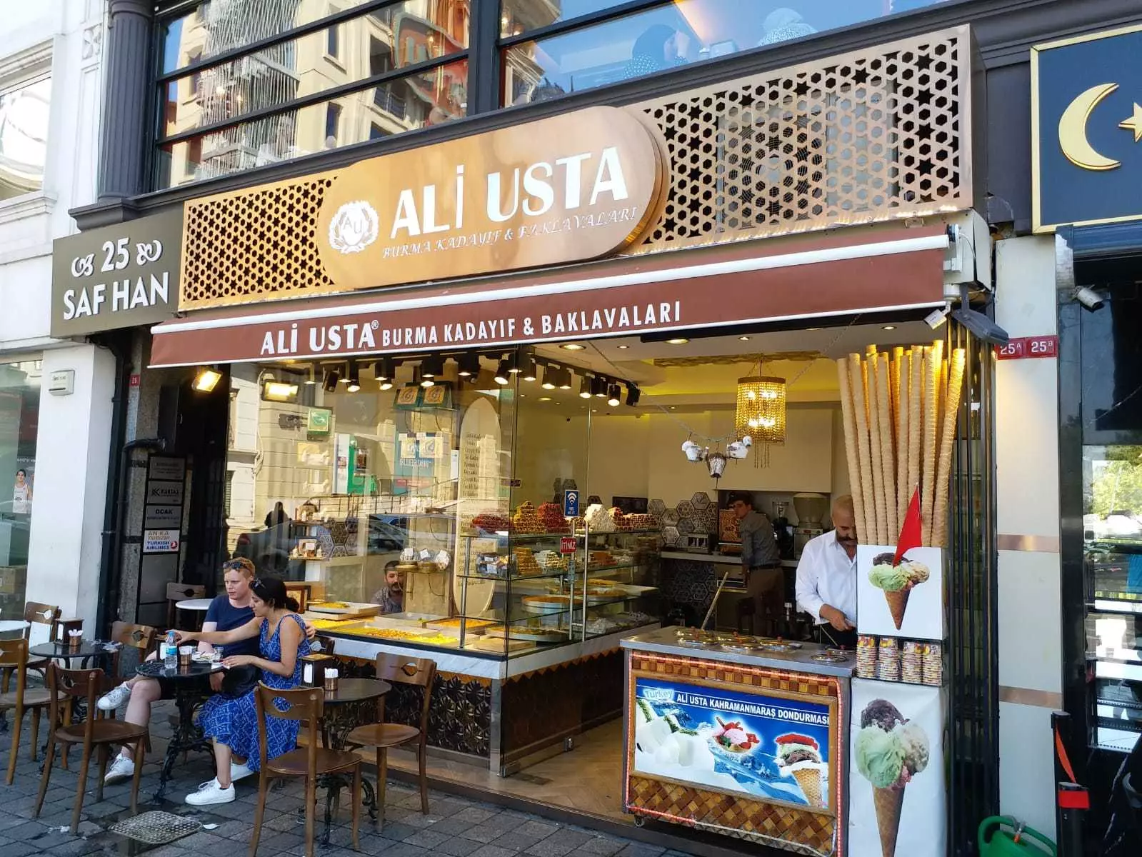 محل حلويات في سيركيجي