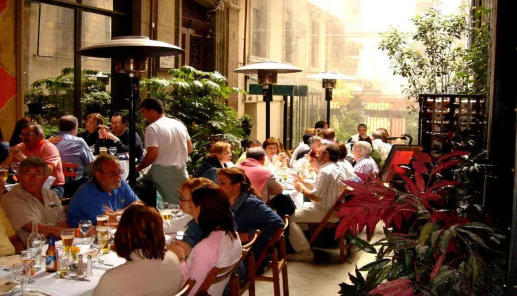 أماكن لتناول الطعام في شارع الاستقلال