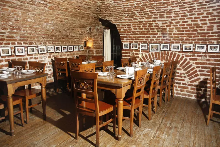 مطعم النبيذ التاريخي