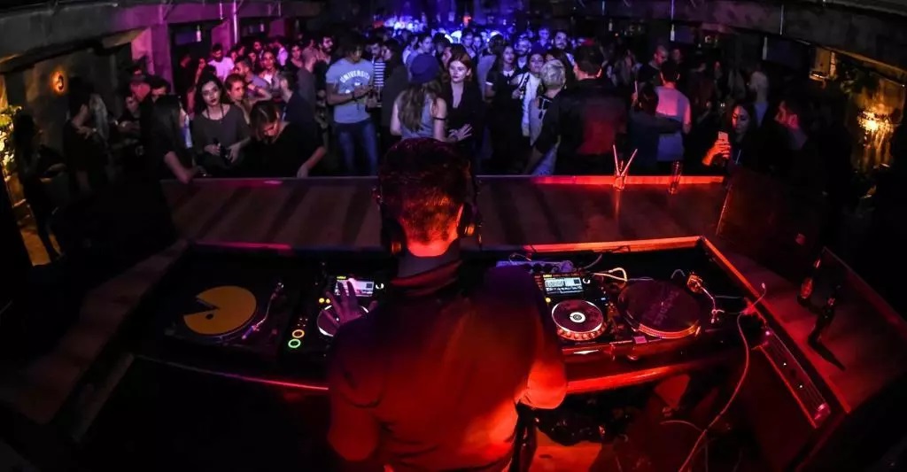 النوادي الليلية بالقرب من ميدان تقسيم