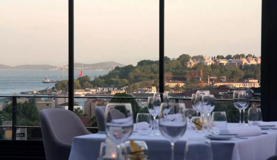 أفضل مطعم في بيوغلو مع إطلالة على البحر