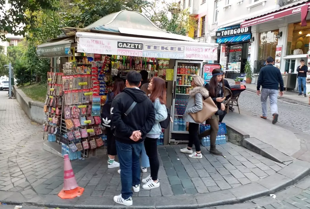 كشك جرائد بالقرب من محطة ترام السلطان أحمد