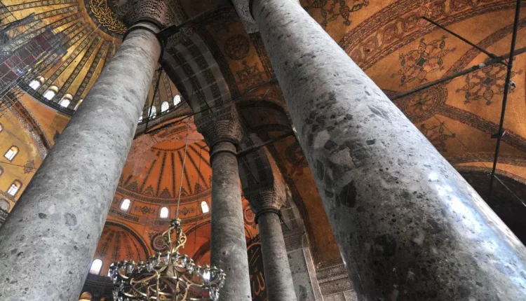 أعمدة آيا صوفيا التي تم جمعها من أماكن أخرى