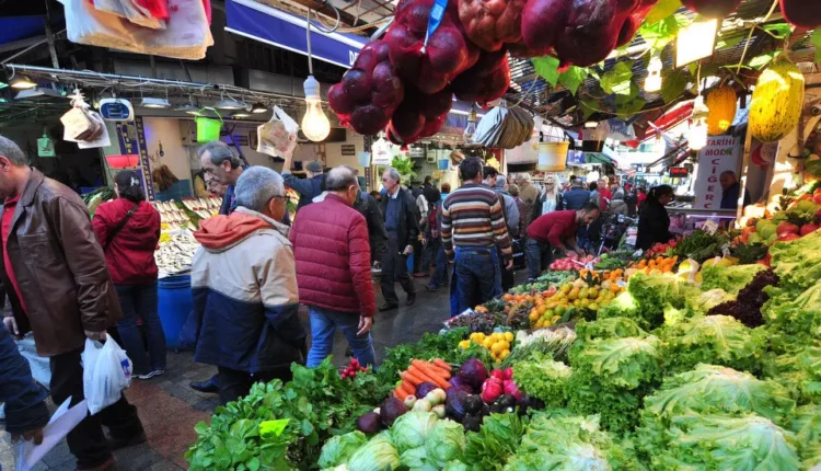 السكان المحليون يتسوقون في كاديكوي