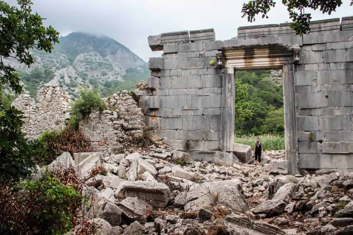 استكشاف أطلال Termessos بالقرب من أولمبيا في جنوب تركيا