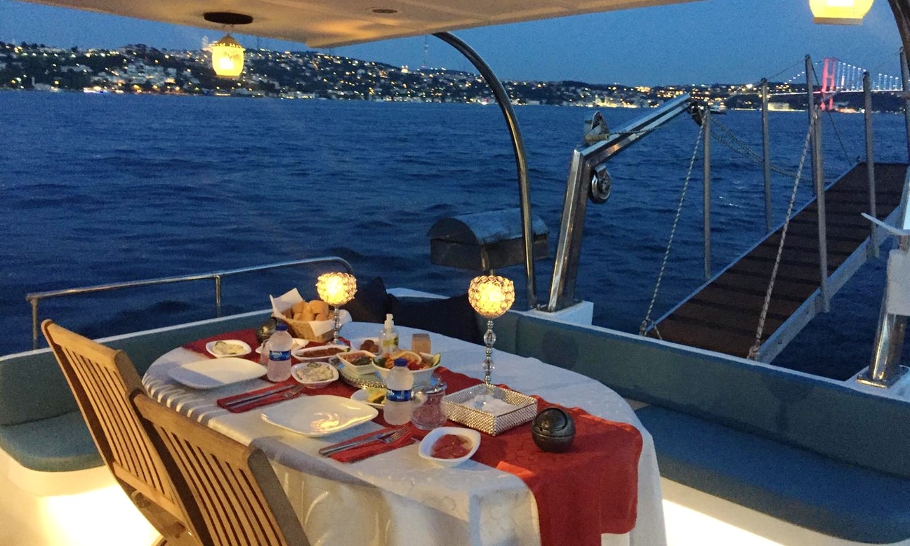 رحلة عشاء على متن يخت خاص