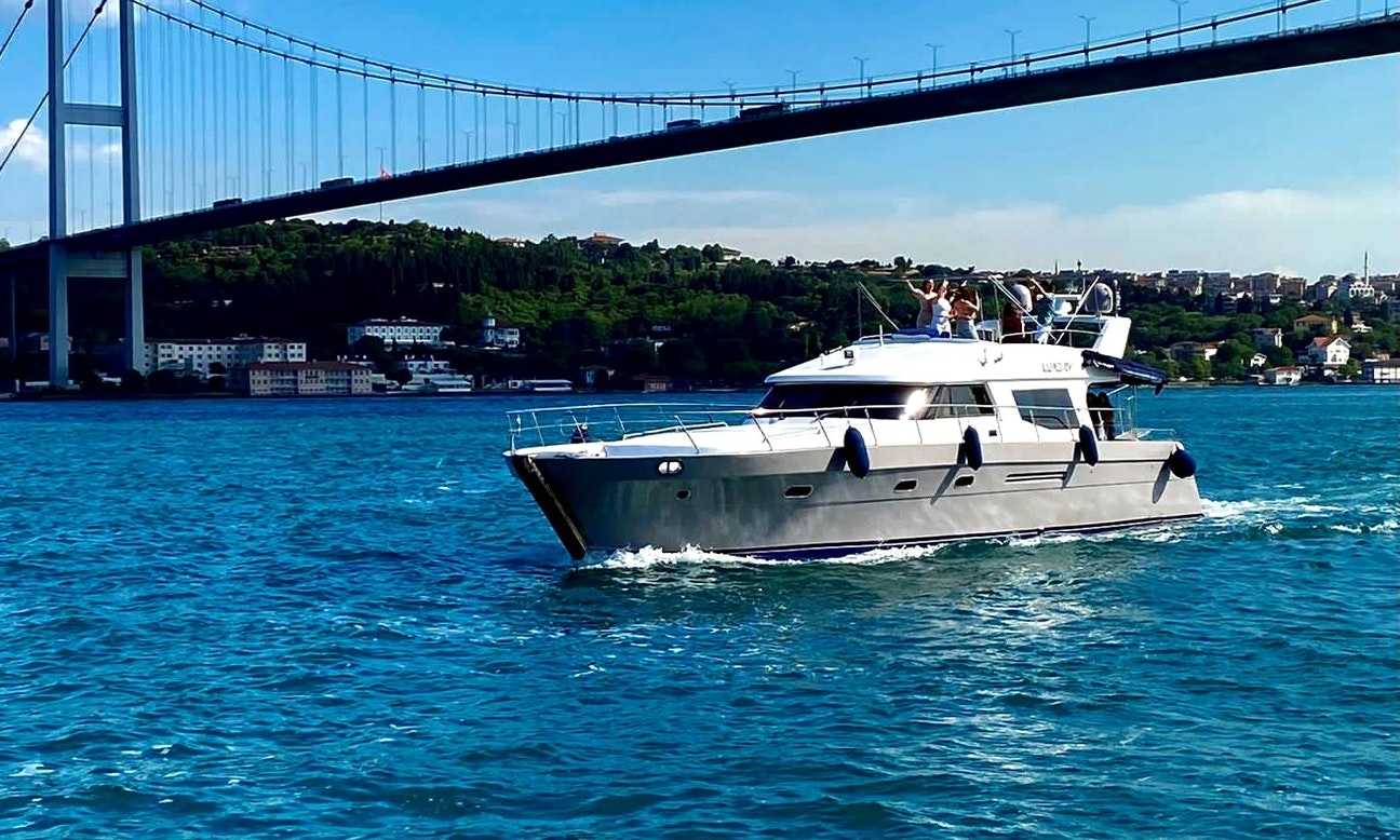 يخت خاص في مضيق البوسفور