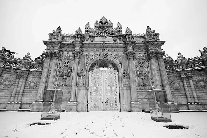 مدخل قصر دولمة بهجة.